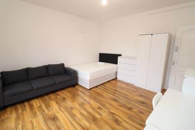 ⚡ Room Going Fast: Secure This Brixton Gem Now! ⚡ Main Photo