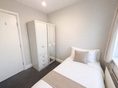 Single room next to Gunnersbury Park Main Photo