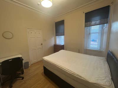 Large double room in city centre flat stirling Main Photo