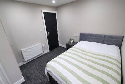 Stylish and Newly Renovated Room CV2 Main Photo