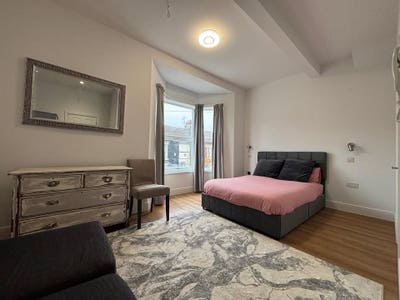 Bright & Spacious Ensuite Double Room – L20 Main Photo