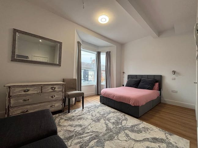 Bright & Spacious Ensuite Double Room – L20 Main Photo