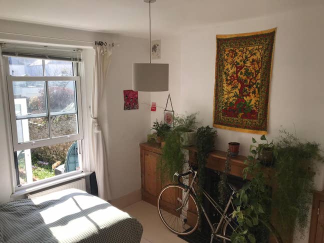 Bright light and airy room - maximum sunshine :) Main Photo