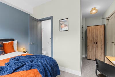 High end🌟: tumble dryer; desk, en-suite; Balby Main Photo