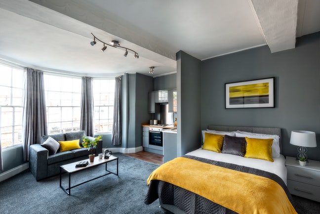 Double Studio Room with Kitchen & En-suite Main Photo