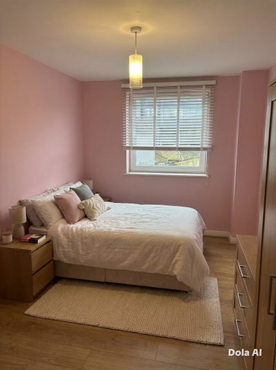 Spacious Double Room - Uxbridge High Street  Main Photo