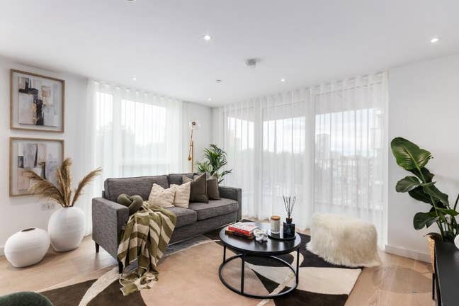 2 Bed available Quest House - E14 Main Photo