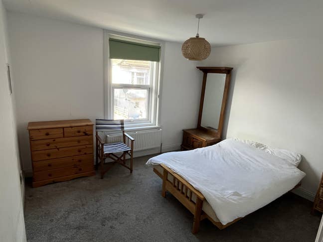 Double bedroom with lots of light in Boscombe  Main Photo