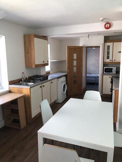**Large Bright Room in a Fantastic Location ** Main Photo