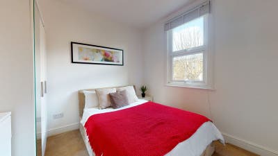 1 Double Room all inc, p/share, F/F, Cleaner&WiFi Main Photo