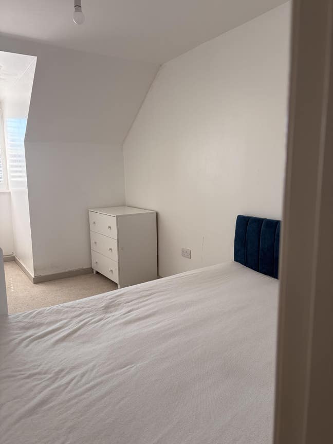 A clean spacious double room available for rent  Main Photo
