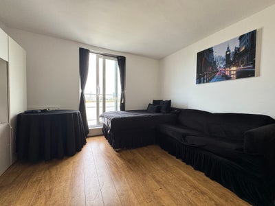 Self-contained Studio Suite in Canary Wharf, E14 Main Photo