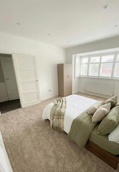 Large Room | Couples Welcome &pound;880/980 Main Photo