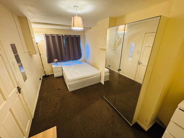 🌟 Spacious Double Room Available – 18 Rowan Close Main Photo