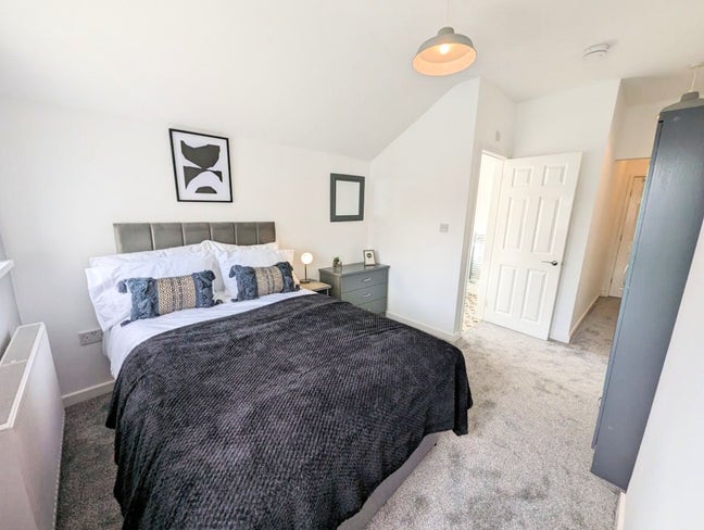 ** LARGE Modern Luxury En Suites -No Bills to Pay! Main Photo