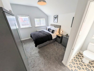 ** LARGE Modern Luxury En Suites -No Bills to Pay! Main Photo