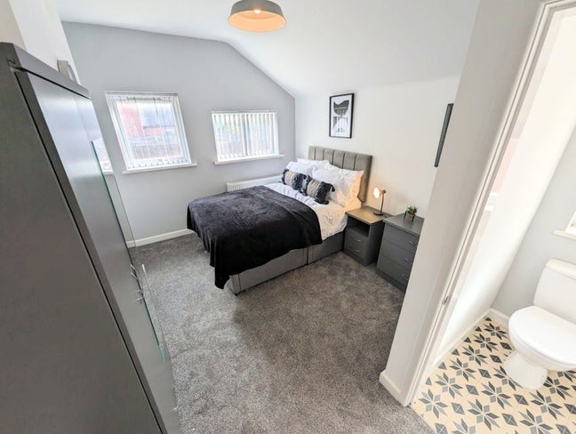 ** LARGE Modern Luxury En Suites -No Bills to Pay! Main Photo