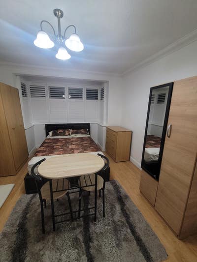 Double Room to Let Near Heathrow (4,5)Ash Hospital Main Photo