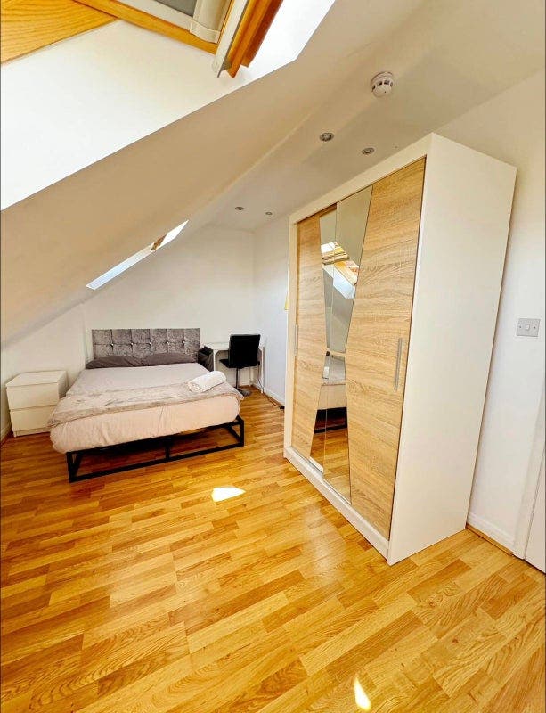 Modern Rooms Available–Ensuite & Loft All Bill In Main Photo