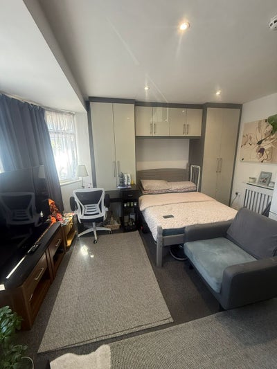 Beautiful Studio Flat for Rent in  Hounslow East Main Photo