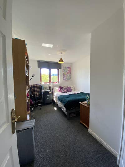 Spacious Room with En Suite - West End Glasgow  Main Photo