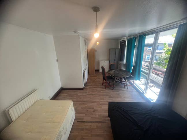 Spacious Double Room with Balcony – E14 Main Photo