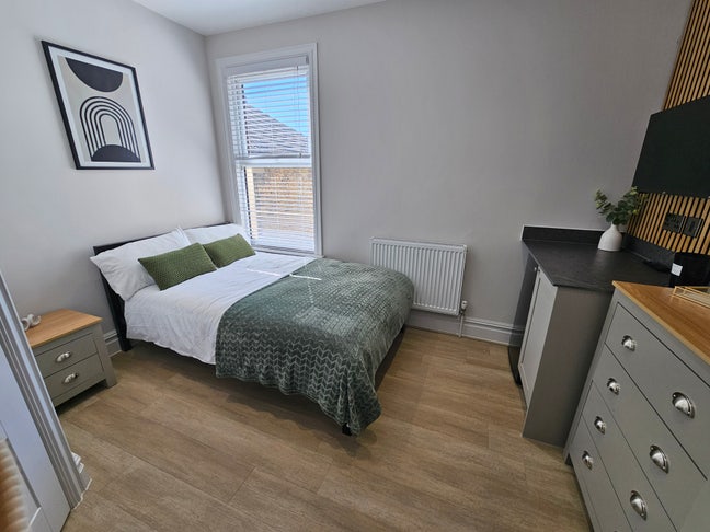Modern Double Room with Ensuite (No Bills) Main Photo