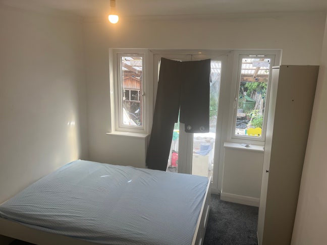 Large room in shared house Main Photo