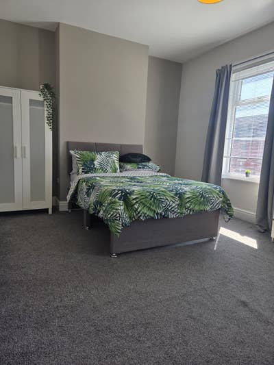 💚  Newly Decorated Bright Double Room  Main Photo
