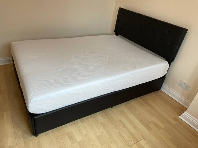 Double room in a two bedroom first floor flat Main Photo