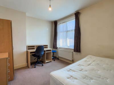 Bright Double Bedroom in Professional House Share Main Photo