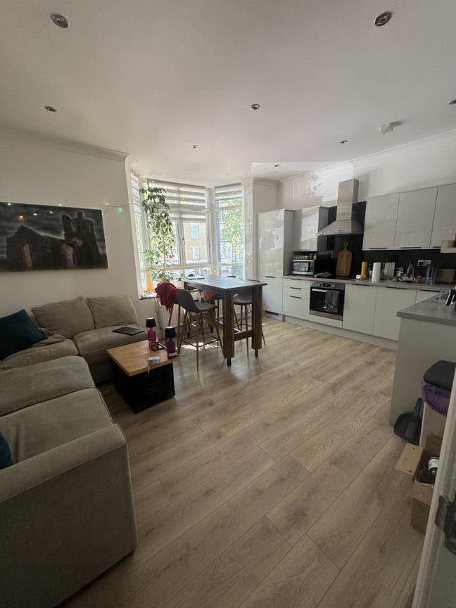 Large 2 bed apartment over 3/4 floors in Chiswick Main Photo