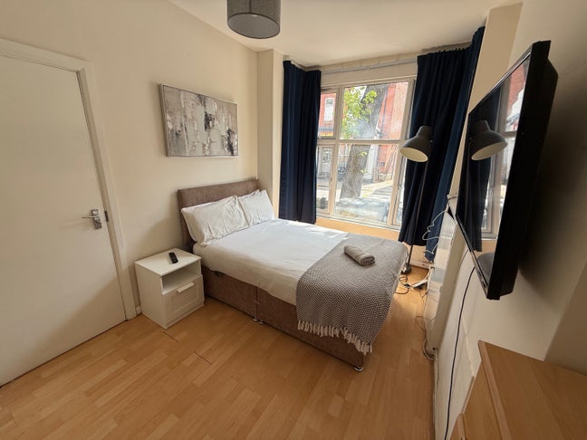 🏡 Large Luxury Rooms near Uni, Train St & City! 🔥 Main Photo