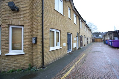 Modern 1-bed 2nd floor flat in Wimbledon Main Photo