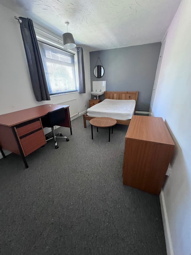 Quiet,  Clean Professional House - Bills Inc. Main Photo