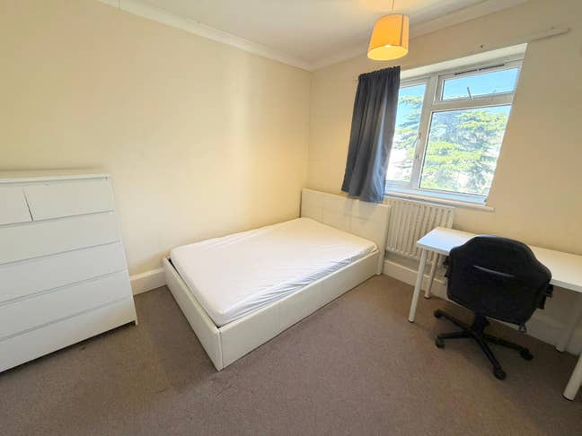 🏡✨ Bright Room in KT2 – Great Area & Furnished ✨ Main Photo