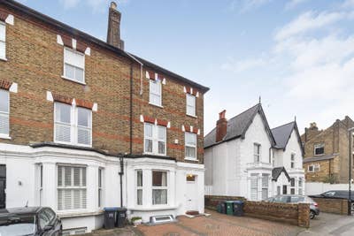 🏡✨ 1 Room Available | 4 Bathrooms 🚆✨ ✨🏡 Main Photo