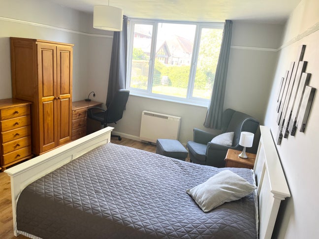 Room to rent in a large 4/5 bedroom house (band E) Main Photo