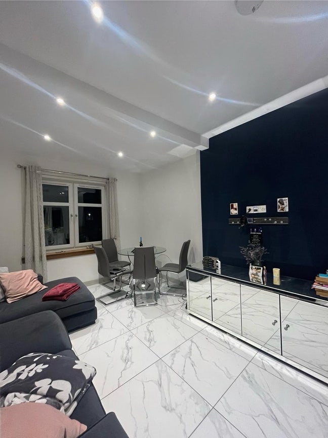 Room to rent in a 2 bedroom flat Main Photo