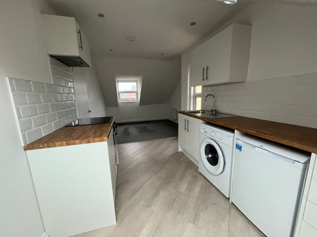 Bright & Fully Renovated 1 Bedroom Top Floor Flat Main Photo