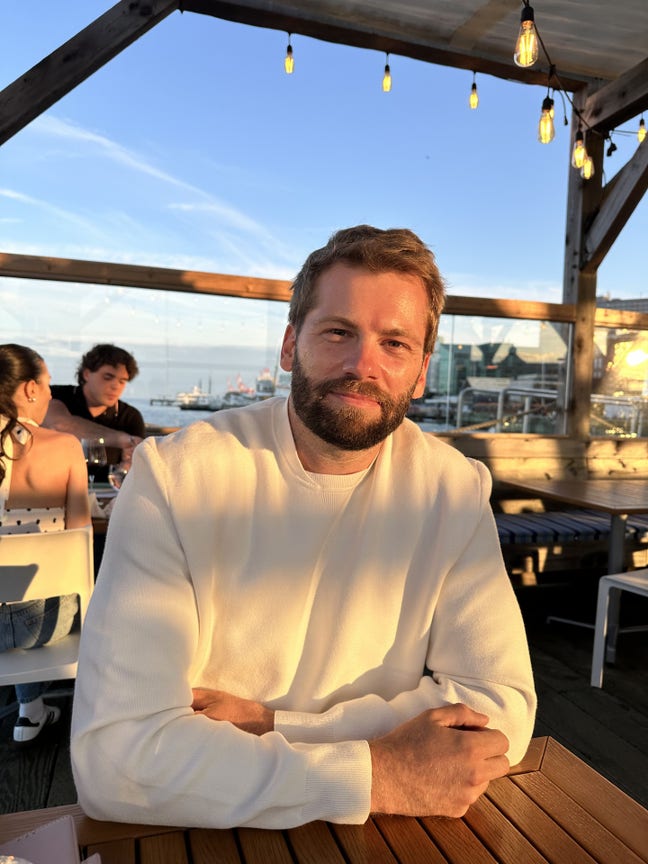 Professional seeking a 1-bed or studio flat Main Photo