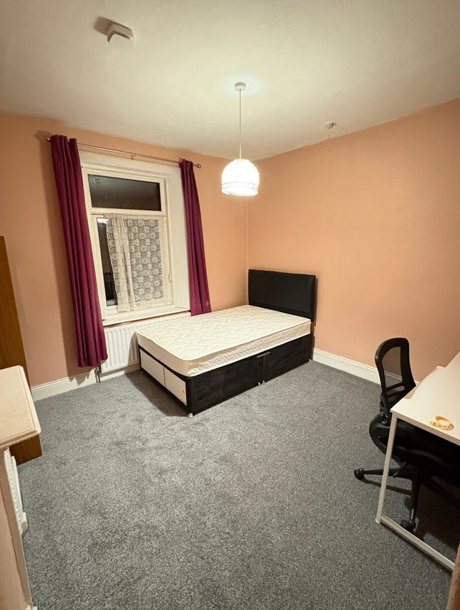 Large double room next to city centre Main Photo