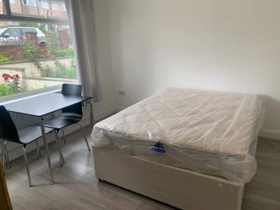 Ensuite Bedroom - dollis hill/neasden  Main Photo