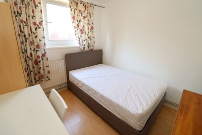 *Move in Asap-Furnished Room Near West Ham* Main Photo