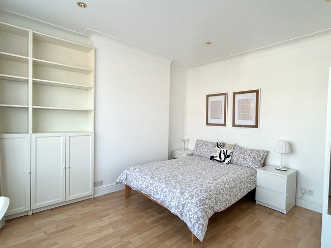 Spacious Room, Excellent Transport, Peaceful Area Main Photo