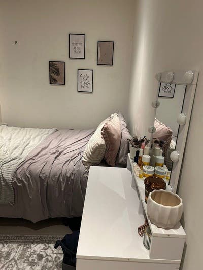 Double Room in a Social, Clean & Easy-Going Home  Main Photo