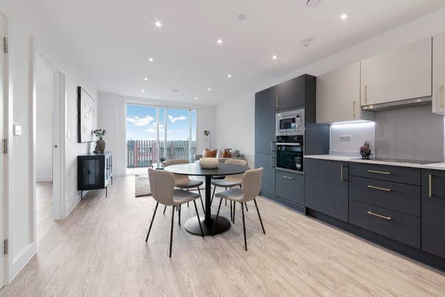 2 bedroom available Dukes Road - E17 Main Photo