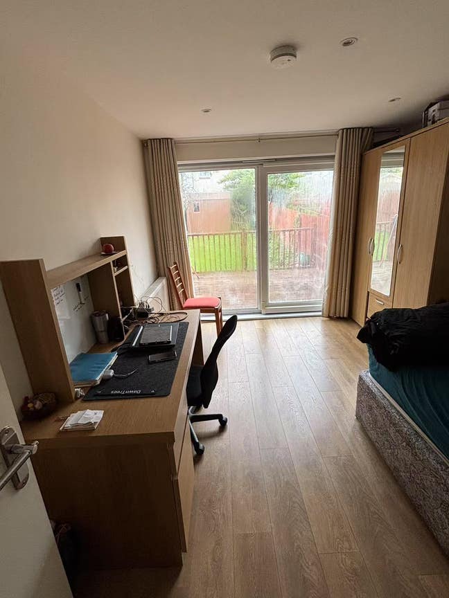 Double bedroom facing garden Main Photo