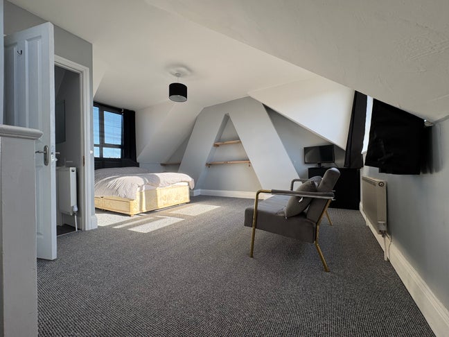 Very large top floor bedroom with en-suite  Main Photo