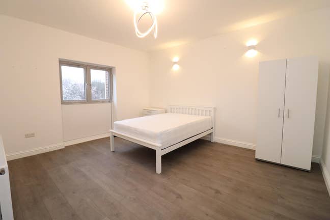 Massive Rooms- Move in Today!!! Main Photo